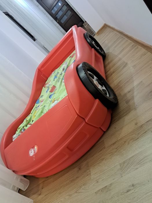 Pat în forma de masina