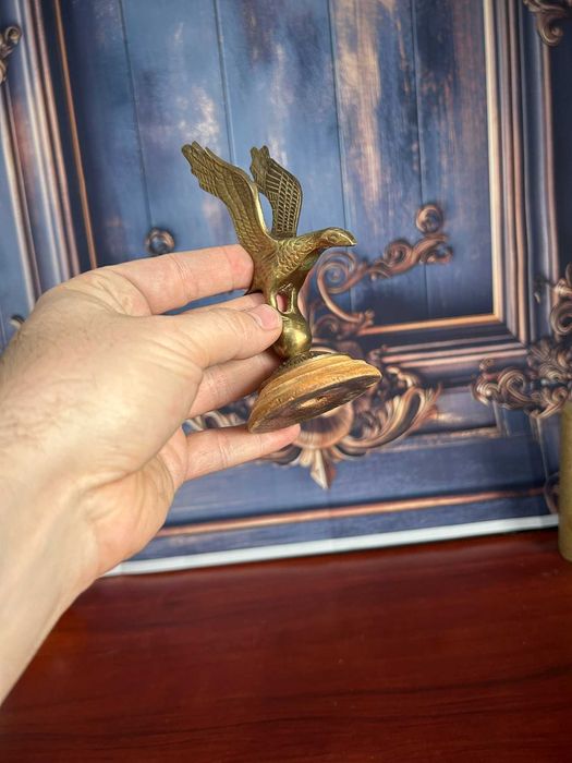 DN343 Statueta de bronz mica pe suport lemn 132g 13x7cm Vultur