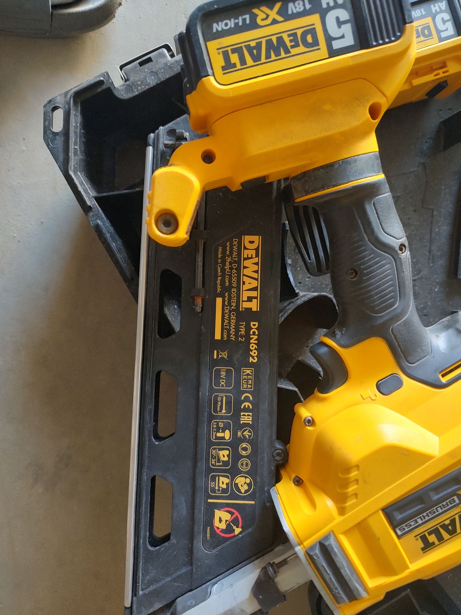 Pistol de cuie pentru lemn DeWalt