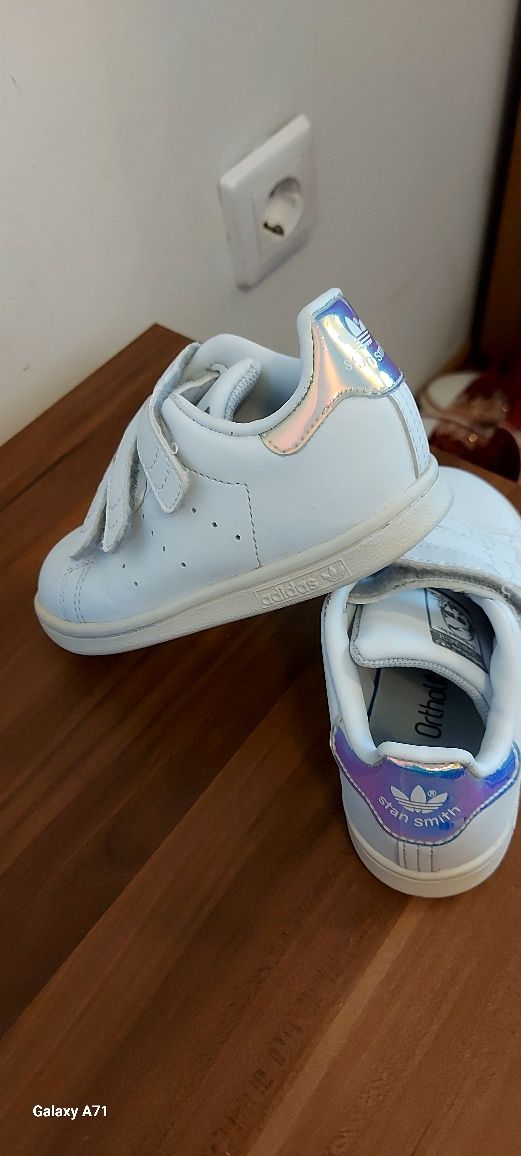 Детски маратонки Adidas Stan Smith,като нови.