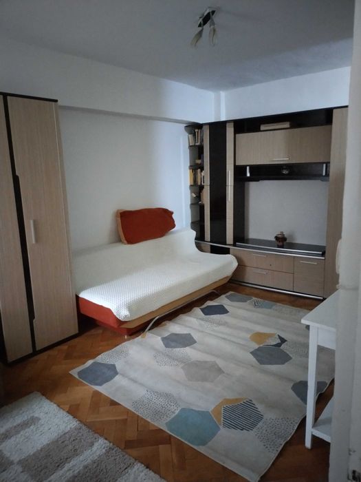 Închiriez garsoniera