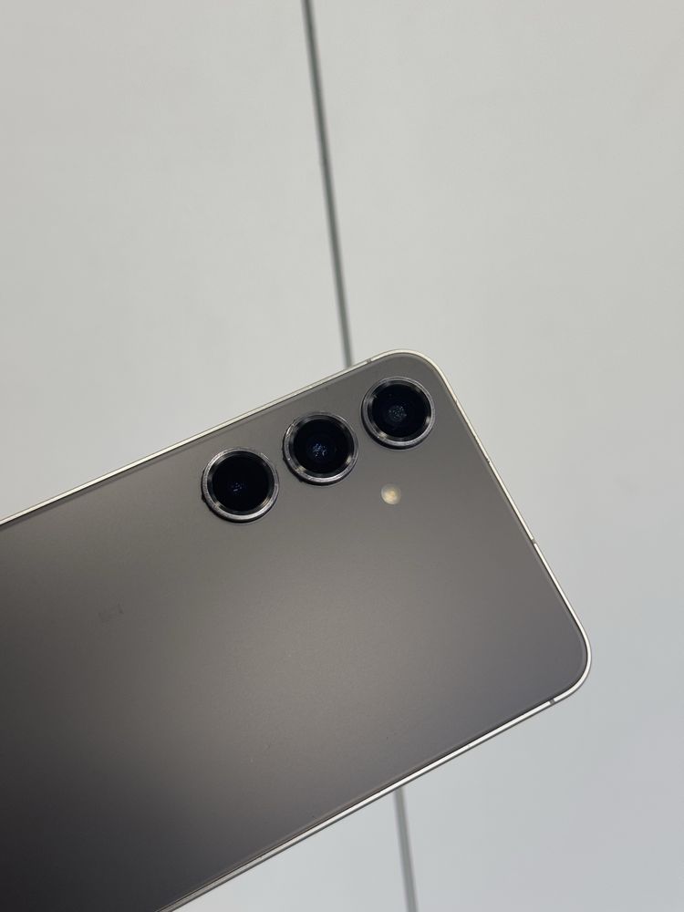 Продавам Samsung S24 PLUS 256GB