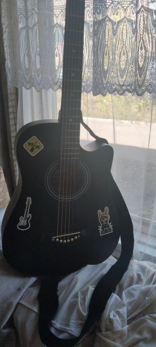 Продам гитару, ремень и медиатор в подарок