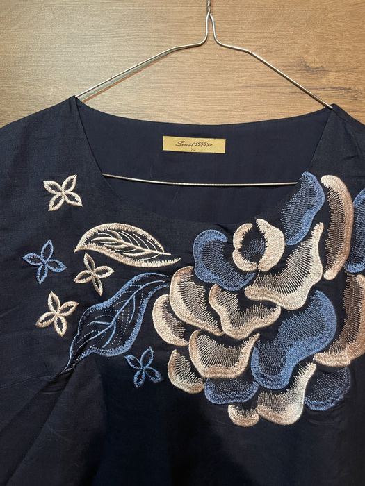 Елегантна рокля с бродерия