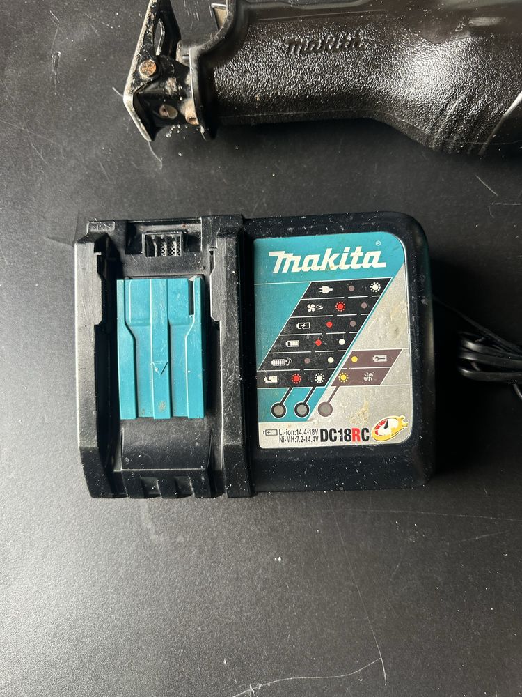 Акомулаторен саблен трион Makita DJR186