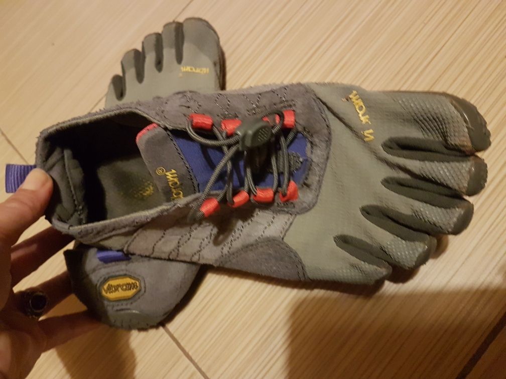 VIBRAM five fingers 36