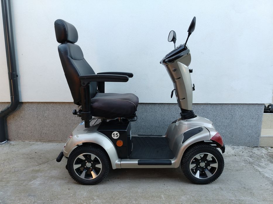 Cărucior scuter electric persoane cu dizabilități