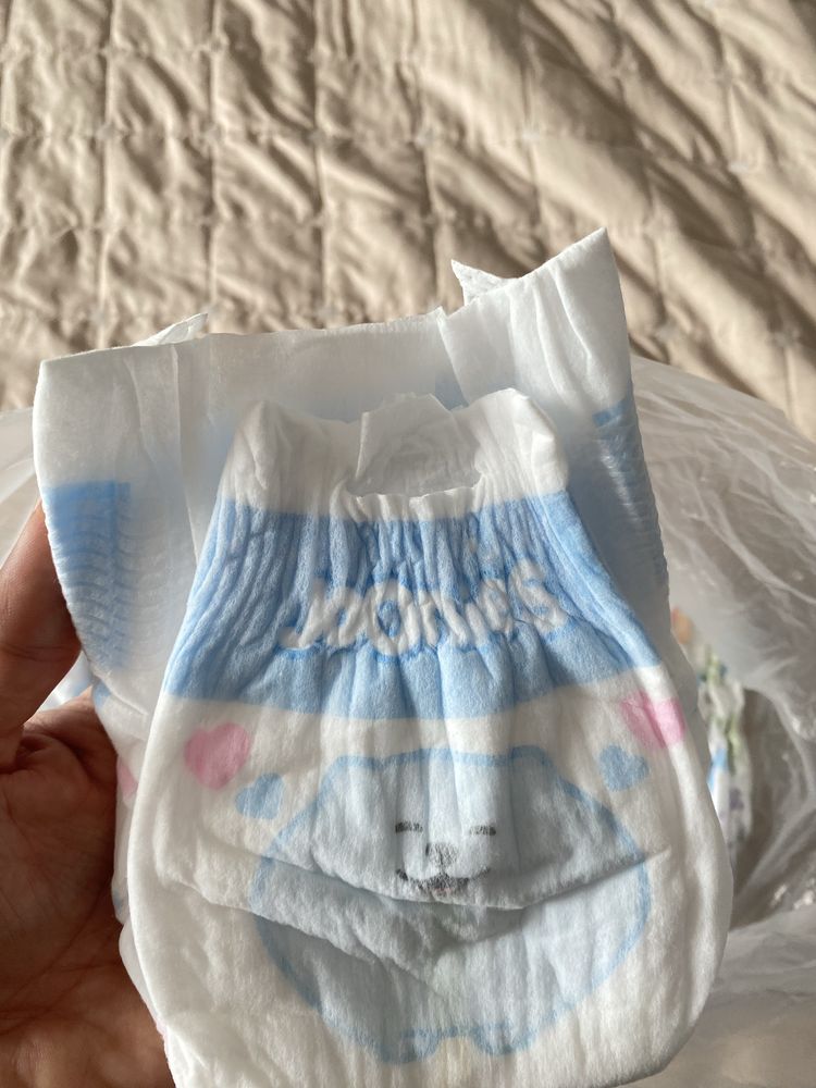 Продам 13 подгузников(NB) фирмы Joonies и 3 шт Huggies размер 1