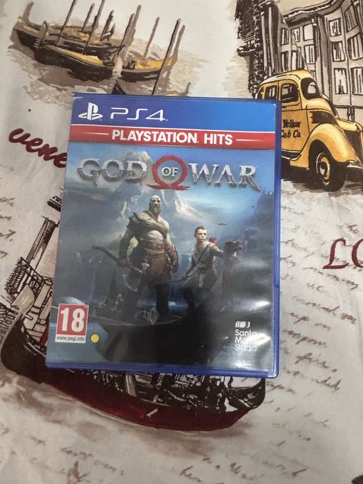 Продавам God of war играта е запазена