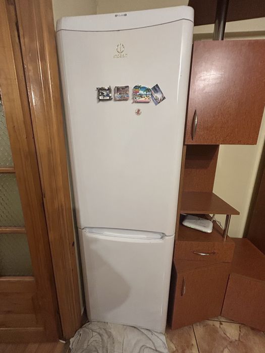 Mobilier bucatarie + frigider + spatiu de depozitare