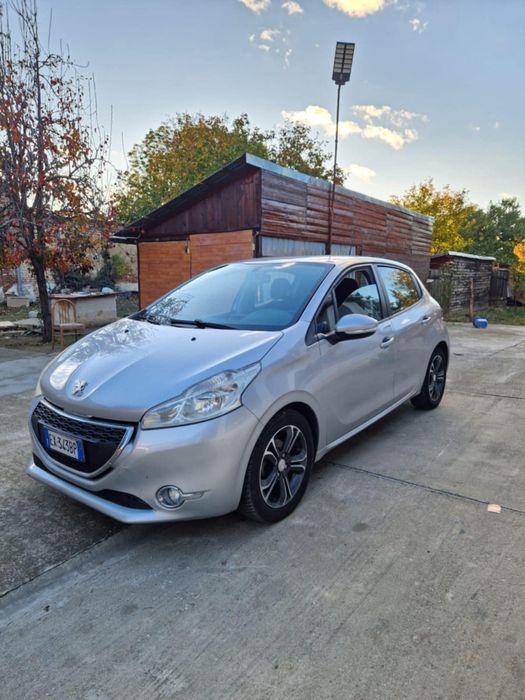 Vând Peugeot 208