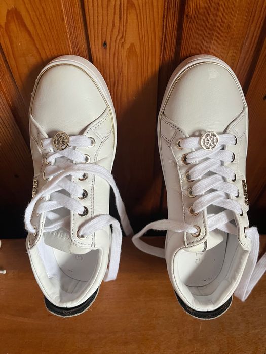 Страхотни сникърси на Guess