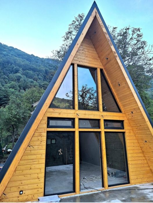 vând căsuța din lemn masiv tip A