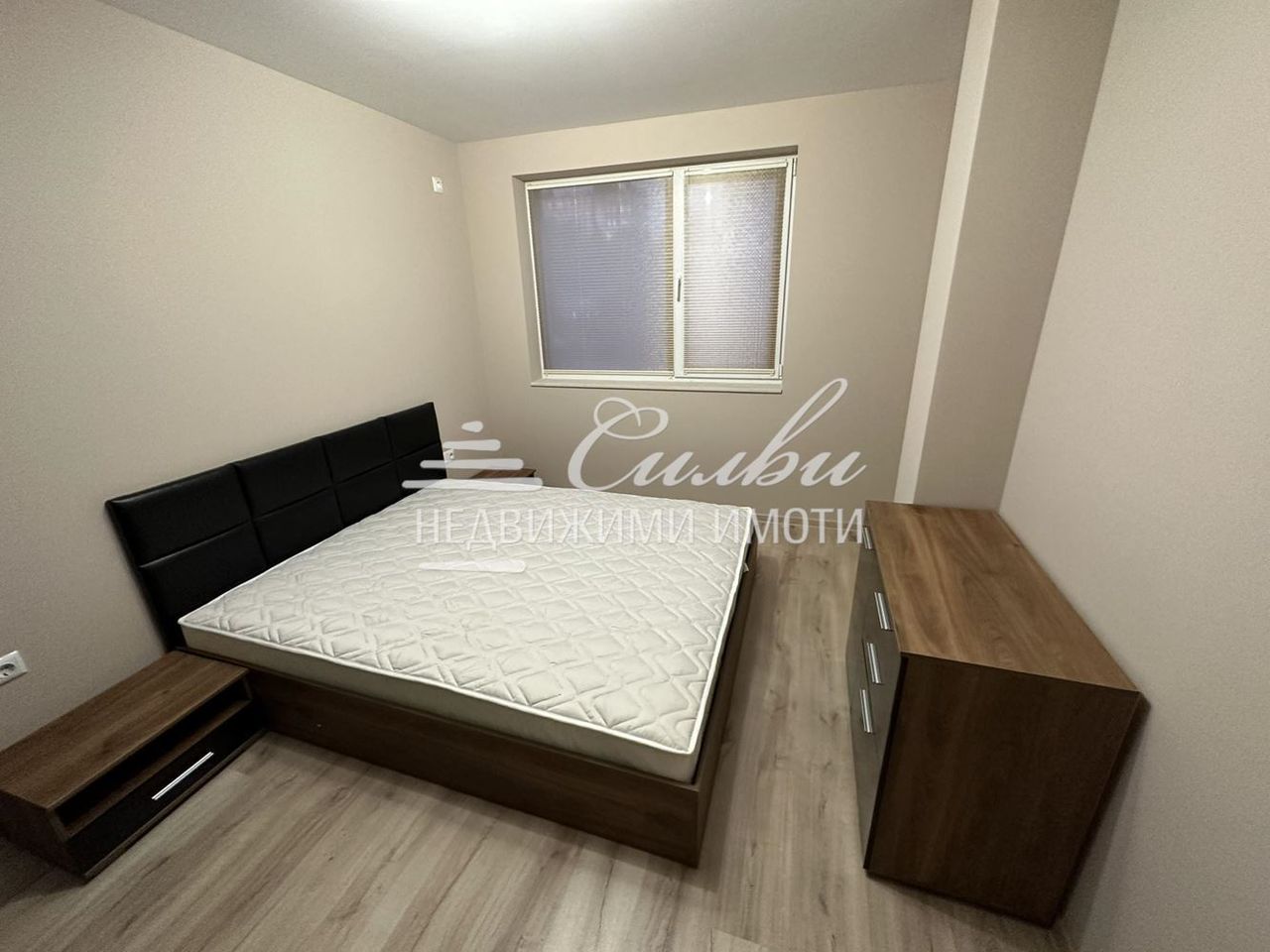 Продава се Тристаен апартамент в Шумен, Тракия - 90 кв.м за 1445 €/кв.м - Снимка #2