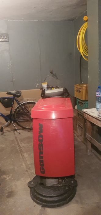 Машина за миене на под