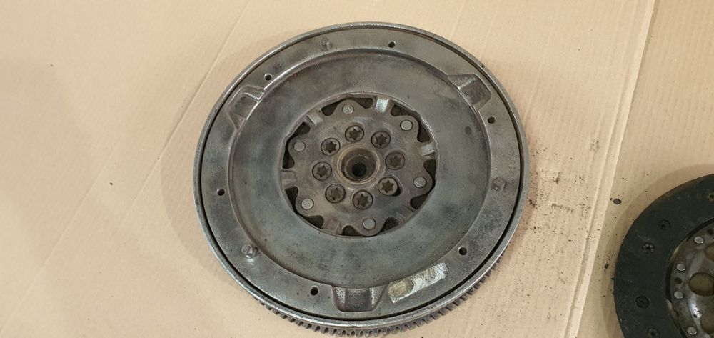 Kit ambreiaj cu volanta bmw 2.0d N47 e87 e81 e90 e91 e84