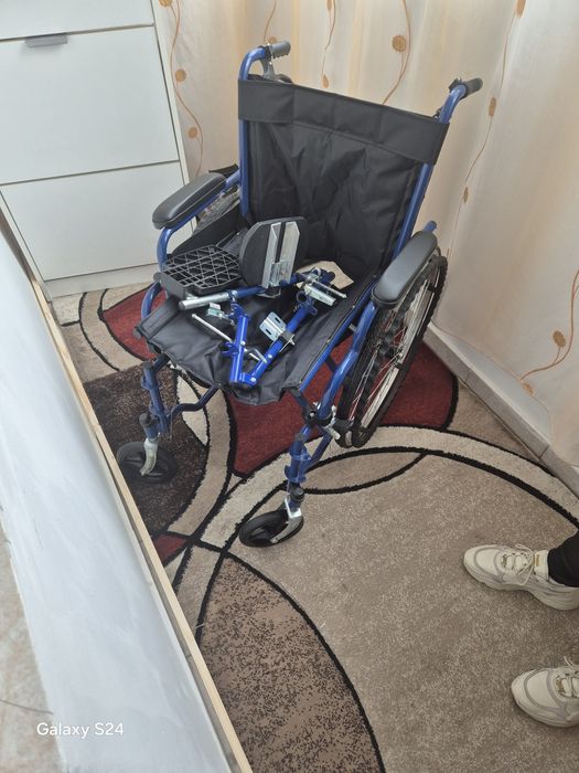 Vind scaun cu rotile nou cu diferite accesorii