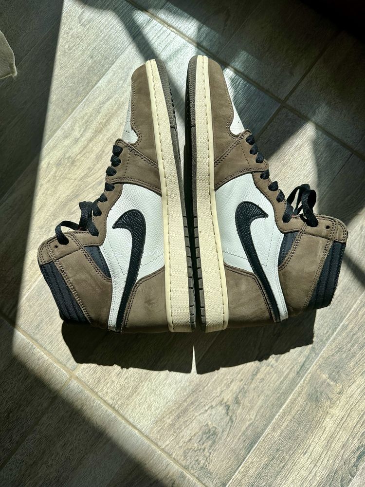 Adidasi Nike Jordan 1 High Travis Scott