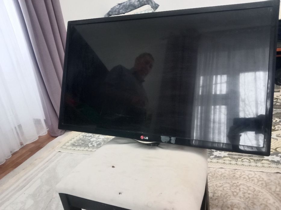 LG телевизор в хорошем состояний