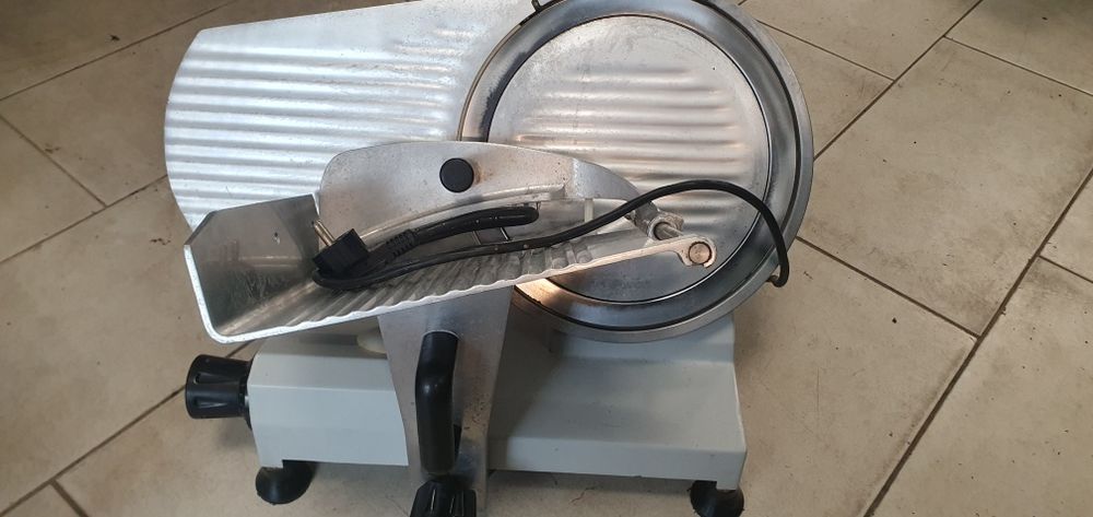 Професионална колбасорезачка с нож ф30