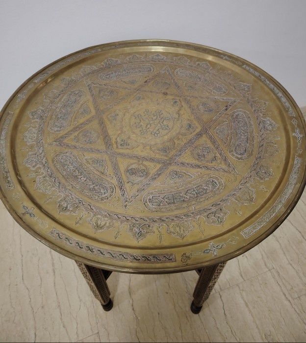 Superbă masuta in stil oriental de dimensiuni mari cu blat din alama g