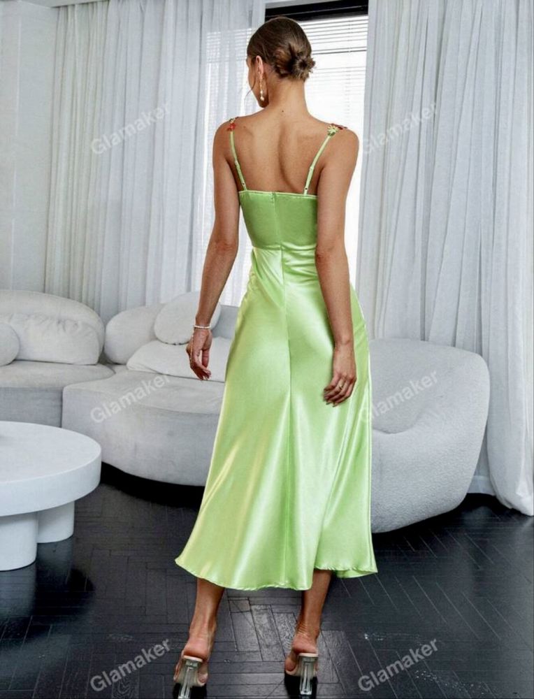 Rochie de culoare verde deschis si flori brodate in jurul bustului