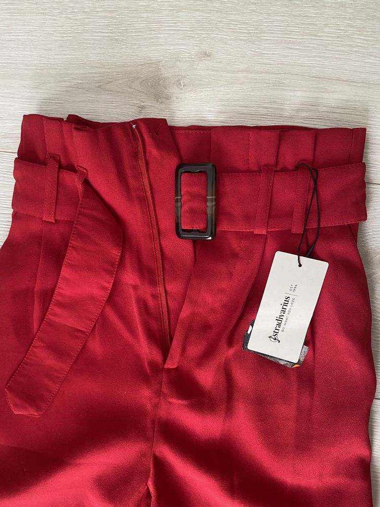 Pantaloni rosii Stradivarius 32