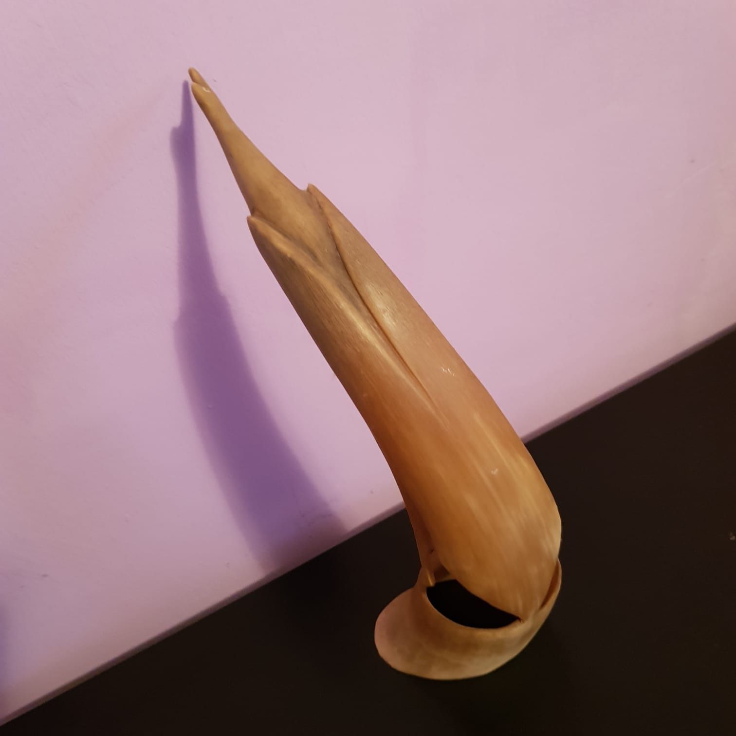 sculptura pasare din corn animal
