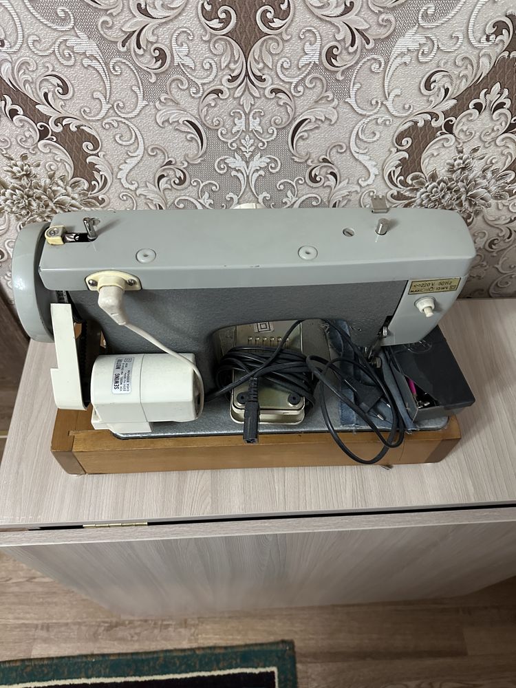 Продам швейную машинку