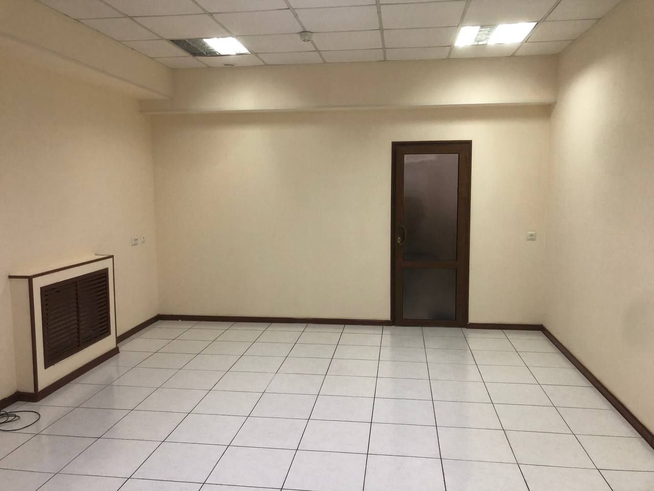 В доль дороги Офис помещения Первушка 127m2.
