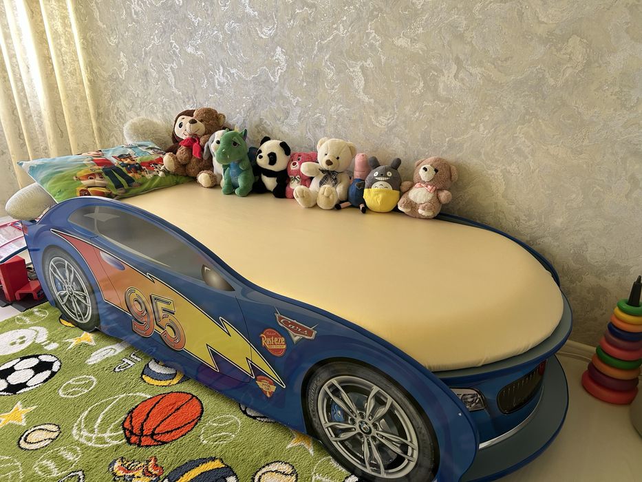 Продам детскую кровать веди машинки