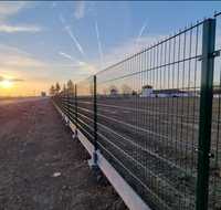 Garduri din plasă bordurată sau plăci de beton