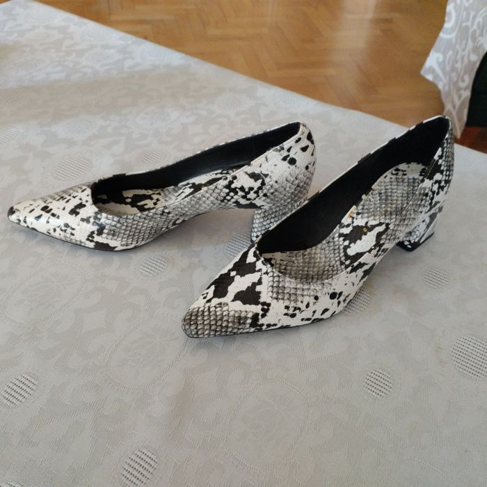 Нови затворени обувки.