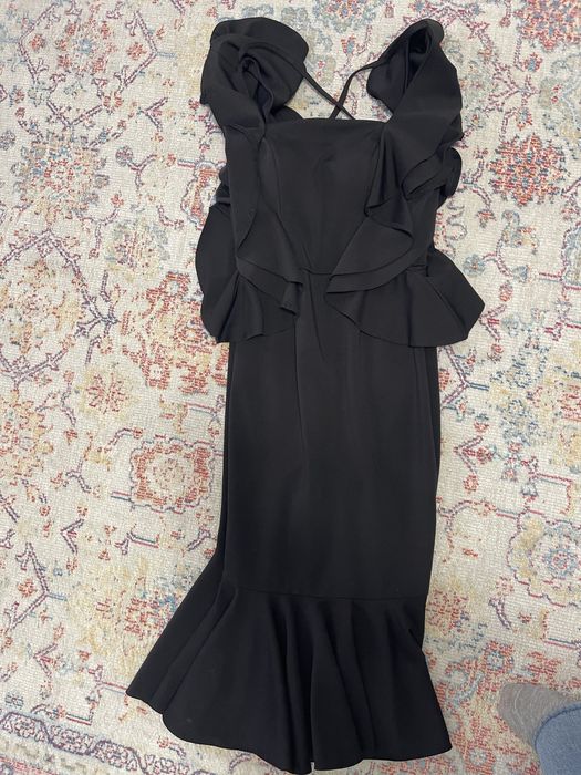 Черное платье с интересной моделью