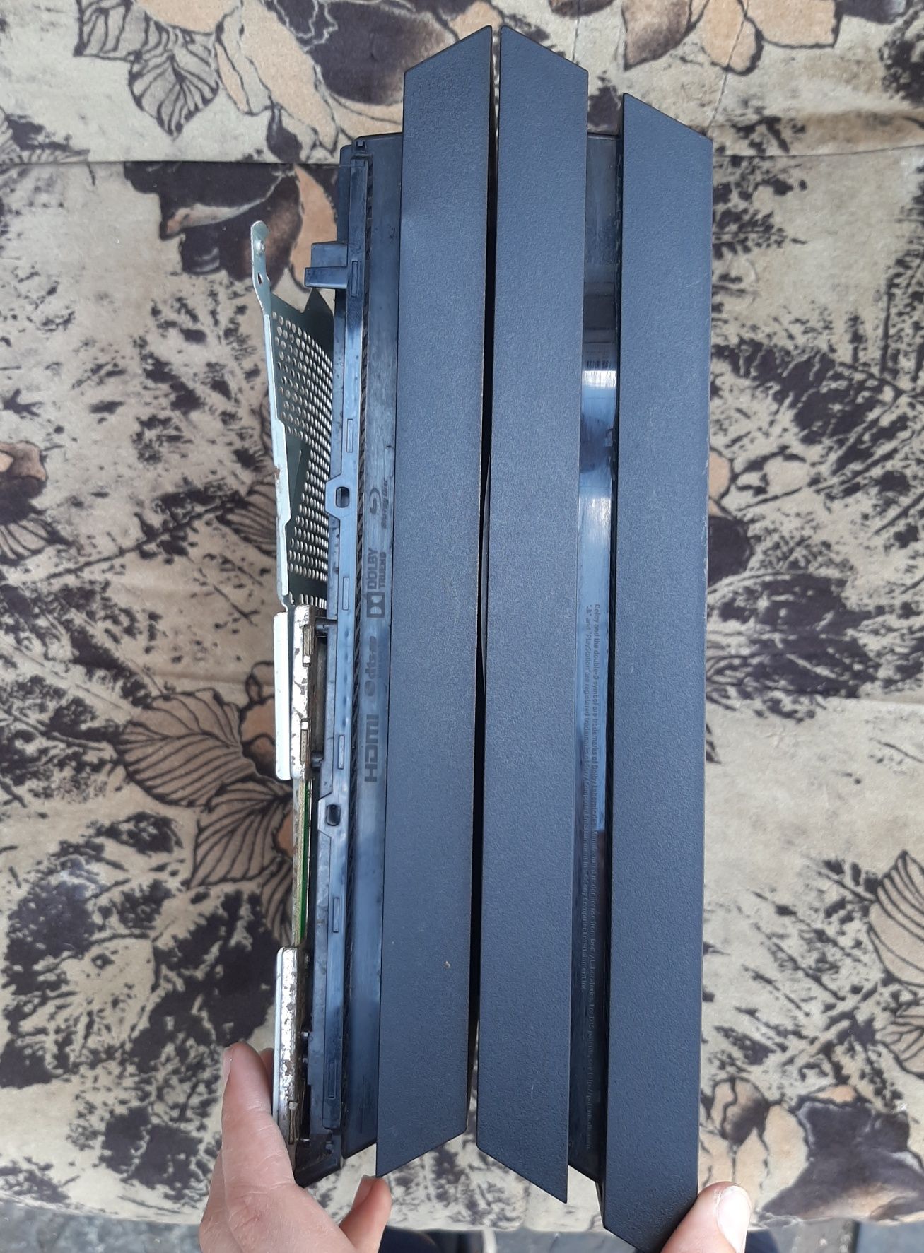 Vând două console PlayStation 4 fat PS4 în stare bună defecte de piese