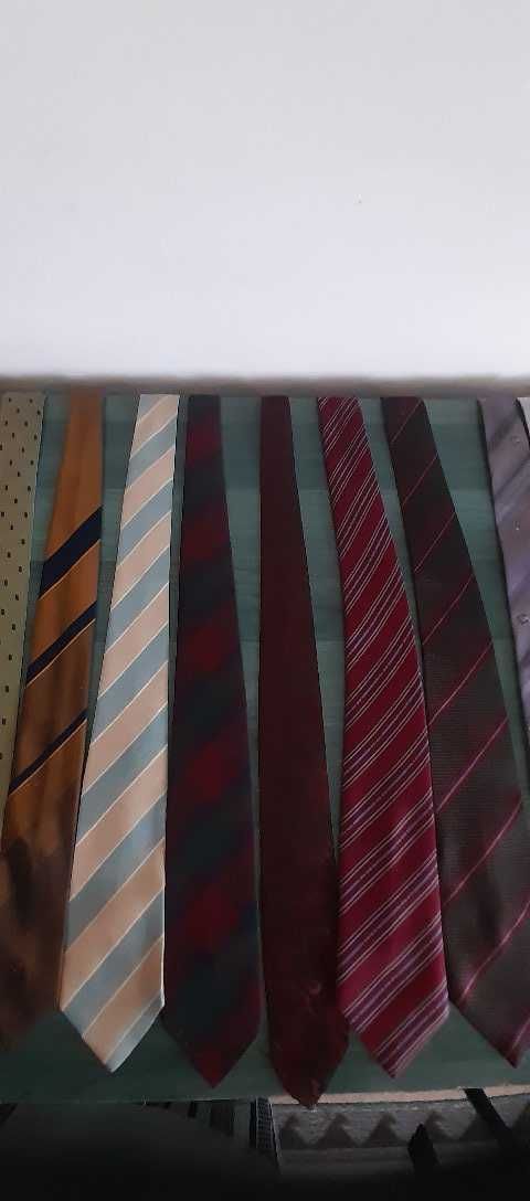 Cravate barbati diferite