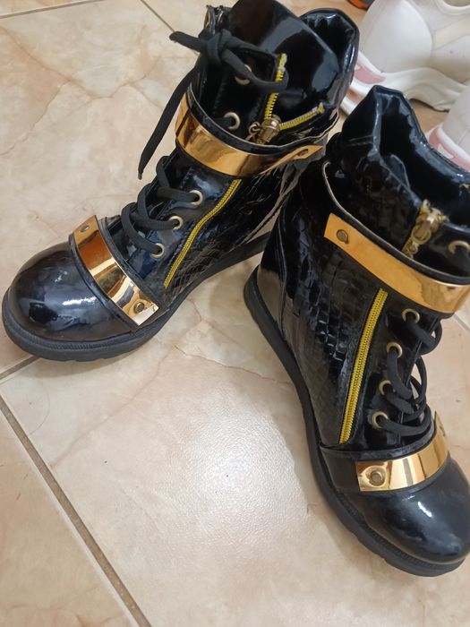 Дамски обувки на висока платформа