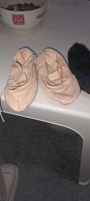 Vând încălțăminte pentru fetițe de balet