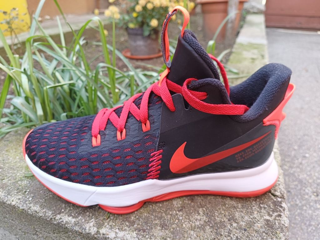 Nike LeBron Witness V sneakers