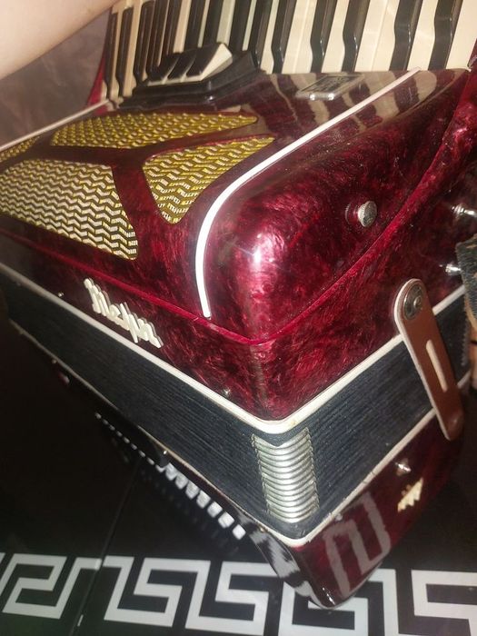 Vând acordeon  80 basi