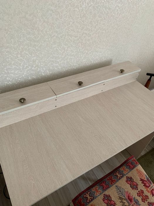 Продам стол с 3 кармашками