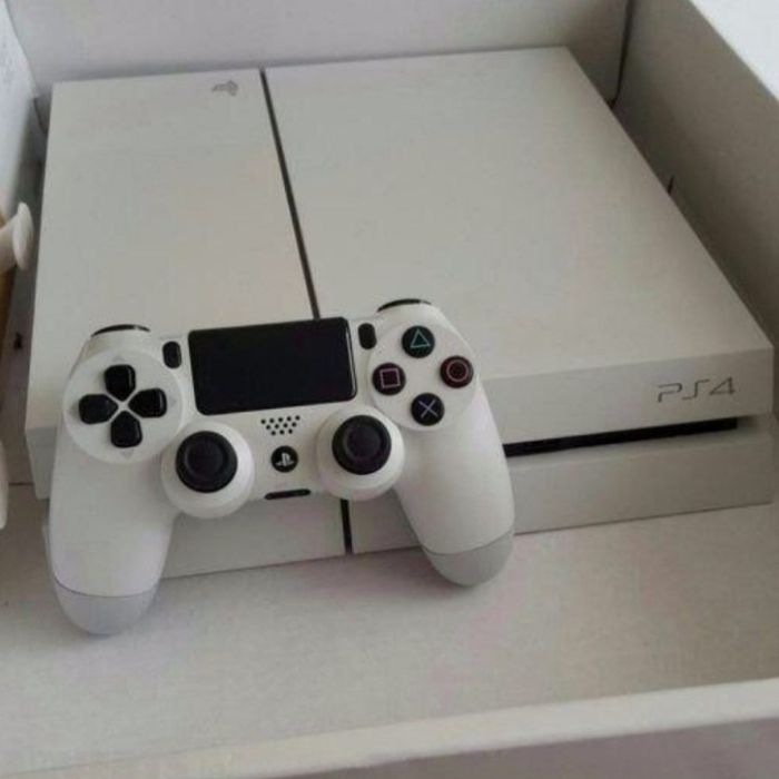 Playstation 4 1Tb  9.00 versiya vzlom