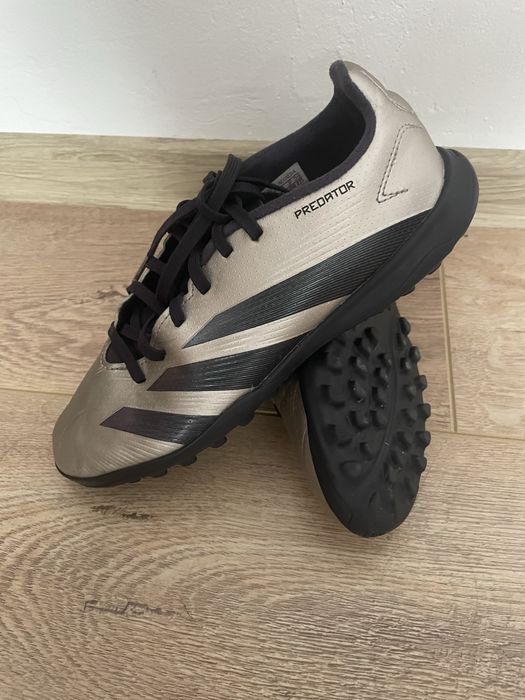 Vand ghete fotbal copii de la Adidas marime 36,37