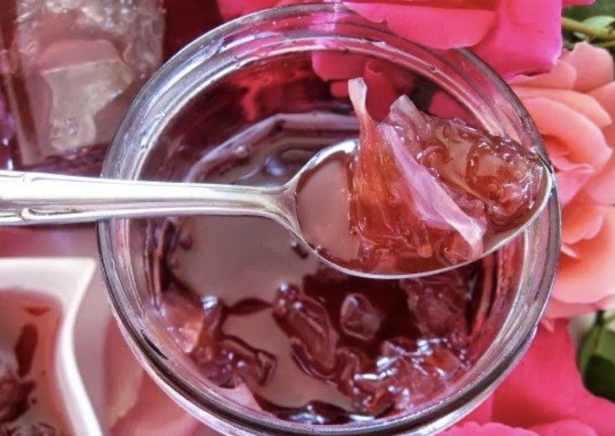 Сладко от рози с листенца и розова вода