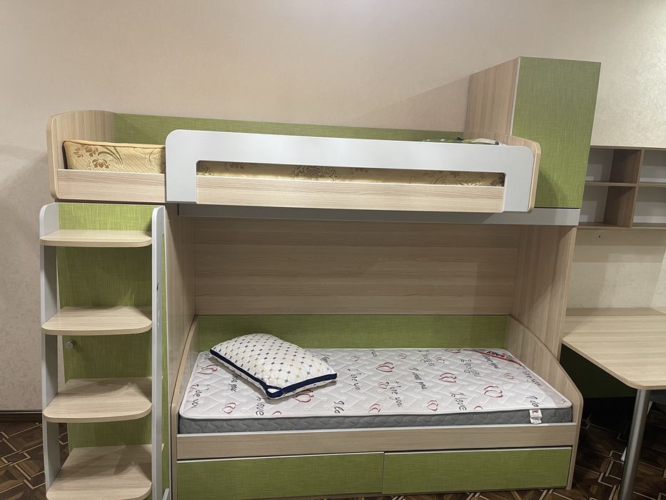 Продам двухярусную детскую кровать со шкафом и столиком.