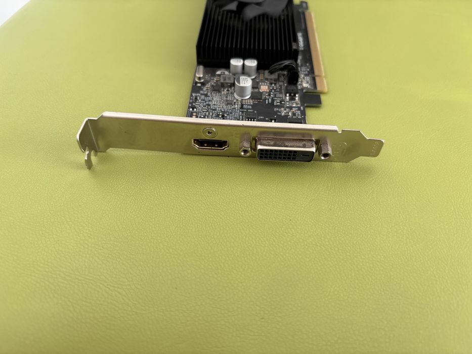 Vând placa video GeForce GT 1030 D4 2GB DDR4