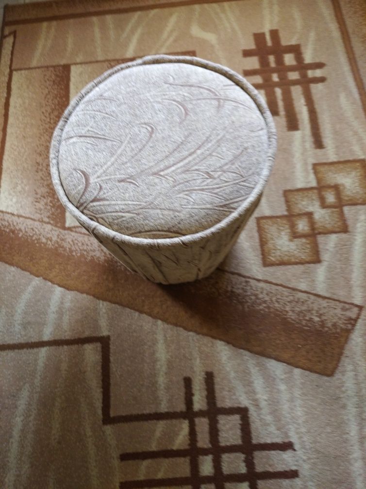 Vind comoda,2 fotolii,4 tabureti