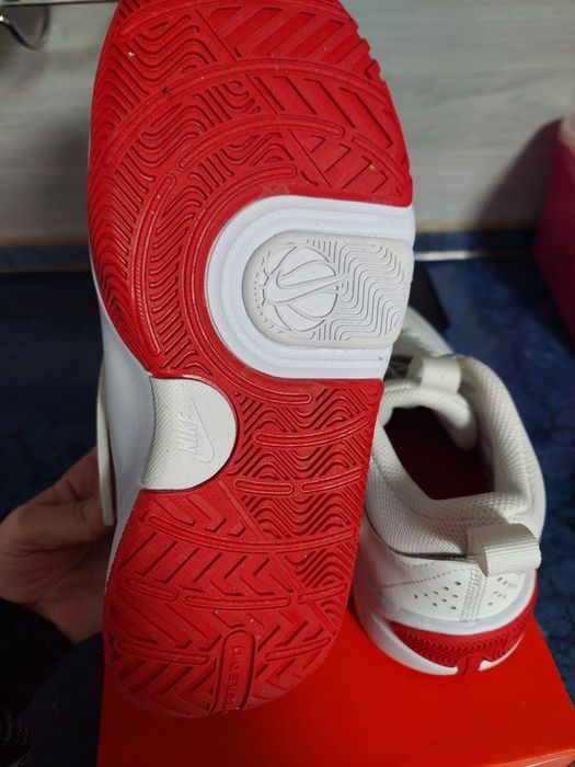 Vând adidasi Nike Team Hustle D11