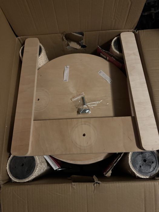 Vand turn pisici pentru apartament (inalt aprox 2,5 m)