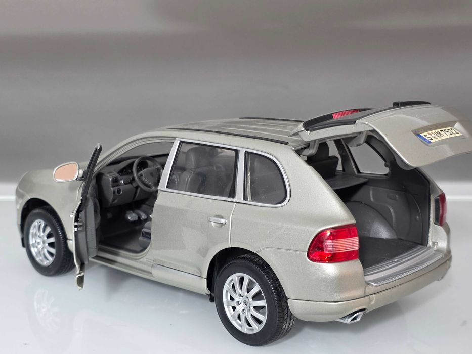 Macheta Auto 1/18 Maisto Porsche Cayenne Silver